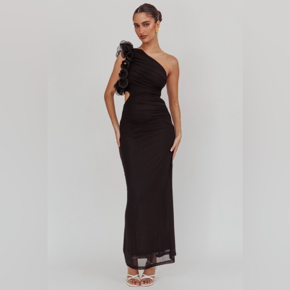 Chic Black One-Shoulder Midi Dress